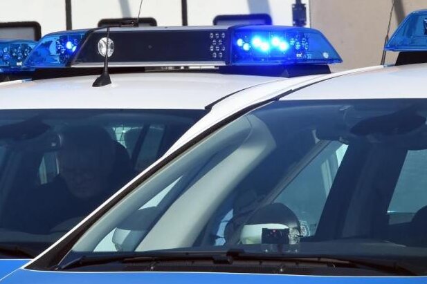 Zwei Neonazis aus Sachsen verhaftet - Die Bundesanwaltschaft hat am Donnerstag einen Neonazi aus Sachsen verhaften lassen, der im Zusammenhang mit dem Verlag "Der Schelm" eine rechtsextremistische kriminelle Vereinigung gebildet haben soll.