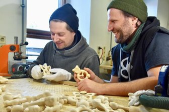 Zwei Neu-Chemnitzer produzieren schadstofffreies Spielzeug - David Müller (links) und Tino Hartrampf in ihrer Holzwerkstatt. Hier geben sie Greiflingen, die zugleich auch Beißring und Rassel sind, den letzten Schliff. Auf Farben und Lacke wird dabei ganz verzichtet. 