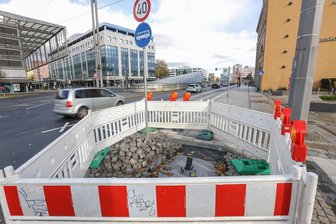 Zwei neue Blitzer in Chemnitz geplant, einer wird abgebaut - Auf der Bahnhofstraße vor dem Tietz wird in der kommenden Woche eine neue Messsäule errichtet.