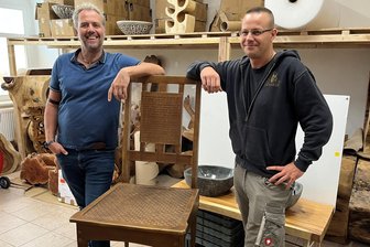 Zwei neue Denkmale für Zschopau: ein Stuhl und ein Motorrad aus Bronze - Arne Sigmund und Robert Hähnel am Bronzestuhl, der am Freitag vor dem Geburtshaus von Karl Schmidt in der Ludwig-Würkert-Straße in Zschopau enthüllt wird.