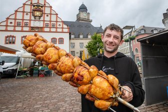 Zwei neue Gesichter auf dem Plauener Wochenmarkt: Hähnelbrater und Sauerteig-Biobäcker sorgen für guten Geschmack - Ralf Pöhlmann aus Hauptmannsgrün kommt nichts Gefrorenes an den Spieß. Seine Ware, sagt er, ist frisch. Der Grund für den Wohlgeschmack liegt außerdem in der speziellen Würze.
