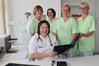 Zwei neue Hausärzte verstärken MVZ-Teams der Kliniken Erlabrunn - MUDr. Zuzana Risnyovszká (vorn) freut sich auf ihre Arbeit im Team vom MVZ in Beierfeld mit Martina Escher, Katja Giera, Marlies Seltmann und Conny Wappler (hinten v. l.).
