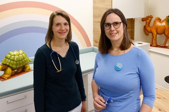 Zwei neue Kinderärztinnen fühlen sich in Oberlungwitz wohl und nehmen noch Patienten auf - Christiana Bauch (li.) und Nadja Zibulka sind die neuen Kinderärztinnen in Oberlungwitz.