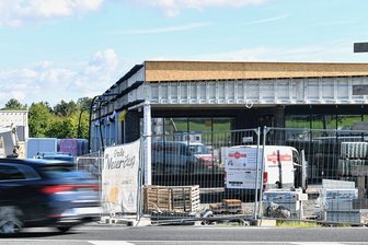 Zwei neue Märkte für Brand-Erbisdorf - Das sagen die Einwohner - Am Samstag muss alles fertig sein: Am Morgen eröffnet an der Großhartmannsdorfer Straße in Brand-Erbisdorf ein neuer Aldi-Markt. Der bisherige Standort unweit des Neubaus wird dann nicht mehr genutzt. 