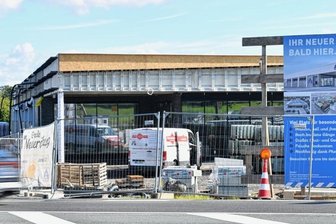 Zwei neue Märkte für die Brander - Am Samstag muss alles fertig sein: Am Morgen eröffnet an der Großhartmannsdorfer Straße in Brand-Erbisdorf ein neuer Aldi-Markt. Der bisherige Standort unweit des Neubaus wird dann nicht mehr genutzt.