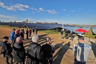 Zwei neue Solarparks für Meerane: Module, die nach Osten und Westen ausgerichtet sind, erzeugen Strom für 2280 Haushalte - Die Solarpark-Einweihung fand am Dienstagmittag statt.