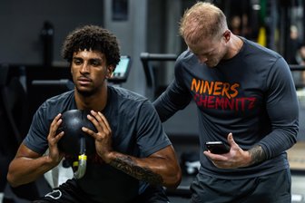 Zwei neue Trainer und ein halber Pokalgegner für die Basketballer der Niners Chemnitz - Der Belgier Kevin Staumont (rechts) kümmert sich ab sofort um die Fitness der Niners-Spieler, hier Roman Bedime.