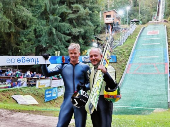 Zwei "Oldies" holen internationale Erfolge für Grüna - Arne Schmidt (l.) und Tino Ranft vom Wintersportverein Grüna starteten kürzlich bei der Senioren-Weltmeisterschaft im slowenischen Planica. Auch beim Abendsprunglauf präsentierten sie auf der Gussgrundschanze jeweils drei Sprünge. 