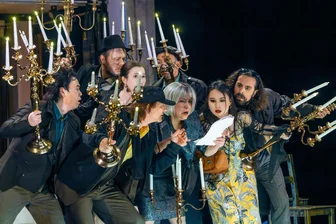 Zwei Opern, ein Abend: Einzigartige Inszenierung im Mittelsächsischen Theater in Freiberg - In „Gianni Schicchi" fällt die gierige Verwandtschaft über das Testament her. Die Doppeloper „Gianni Schicchi/Der Bajazzo“ kam zu Pfingsten in Freiberg auf die Bühne.