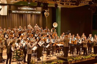 Zwei Orchester bringen Musikhalle Markneukirchen zum Beben - Zum Finale spielten Musiker des Heeresmusikkorps Veitshöchheim und des Blasorchesters Markneukirchen gemeinsam - im Foto unter Leitung von Oberstleutnant Roland Kahle. 