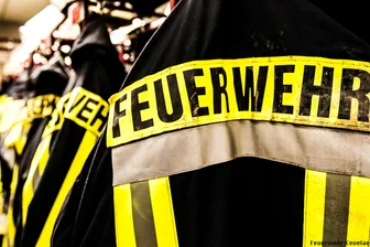 Zwei Papiercontainer in Zschopau in Flammen - Feuerwehrleute eilten zum Einsatz an den Lauener Ring.