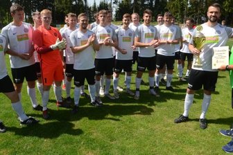 Zwei Partien enden bereits zur Pause - Der Gewinner der Fußball-Vogtlandliga ist offiziell geehrt: Auerbachs Kapitän Ricardo Förster nahm den Pokal von Andreas Wehner, Präsident des Vogtländischen Fußball-Verbandes, entgegen.