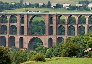 Zwei Personen auf Gleisen der Göltzschtalbrücke unterwegs - Leichtsinn führt zu Zugverspätungen - 
