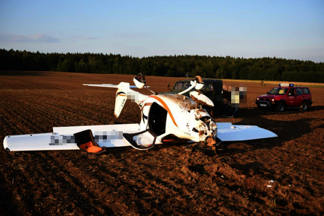 Zwei Personen bei Absturz von Kleinflugzeug leicht verletzt - 