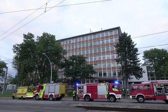 Zwei Personen bei Brand in Asylbewerberheim verletzt -