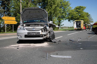 Zwei Personen bei Unfall schwer verletzt - B 101 gesperrt - 