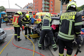 Zwei Personen bei Unfall schwer verletzt - Polizei sucht Zeugen - 