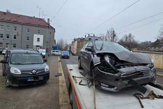 Zwei Pkw sind an der B 92 in Plauen in einen Unfall verwickelt - In den Unfall an der Ecke Böhler-/Wiesenstraße waren ein Renault und ein Ford verwickelt.