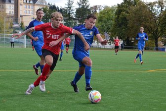 Zwei Platzverweise – und Annaberger Fußballern misslingt Heimpremiere - Viele Zweikämpfe – wie hier zwischen Annabergs Devon Klitzke (l.) und Marius Ehmig – prägten das Bild im Kellerduell zwischen dem VfB und dem SV Auerhammer. Beide Teams erzielten kein Tor.