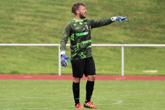Zwei Platzverweise und keine Punkte: Fußballer des Hainichener FV verpassen Befreiungsschlag - HFV-Torwart Florian Bartmann flog in der Nachspielzeit in Wiederau noch vom Platz.