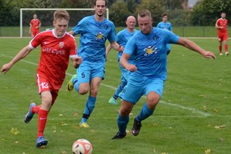 Zwei Plauener müssen früher duschen - Der Treuener Louis Schlosser (links) erzielte beim 3:1-Sieg gegen Concordia Plauen das zwischenzeitliche 3:0. Hier wird er von Daniel Kammler (Mitte) und Marcel Vorwerg angegriffen.
