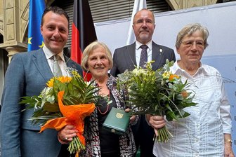 Zwei Plauenerinnen mit dem Verdienstorden des Freistaates Sachsen ausgezeichnet - Landtagsabgeordneter Jörg Schmidt, Renate Stolze, Oberbürgermeister Steffen Zenner und Dorothea Langefeld bei der Verleihung des Sächsischen Verdienstordens an die beiden Plauenerinnen (von links nach rechts).
