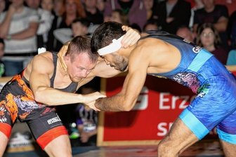 Zwei Podestanwärter im Duell - Zu den Gelenauer Hoffnungsträgern gehört Haydar Afshar (r.), hier zu sehen im Duell mit Adam Bienkowski vom RV Thalheim. 