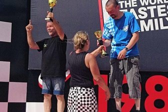 Zwei Pokale zum 45. Geburtstag - Im tschechischen Most wurde Nico Kehrer (rechts) aus Hohndorf bei der Siegerehrung gleich zweimal aufs oberste Podest gebeten.