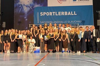 Zwei Premierensieger und ein Stammgast bei der Sportlerwahl im Landkreis Zwickau - Richtig voll wurde es vor der Bühne in der Glauchauer Sachsenlandhalle bei der Ehrung der beliebtesten Mannschaften. Zum wiederholten Mal setzten sich dabei die Tänzerinnen der TSG Rubin Zwickau durch. Auf Platz 2 landete das Mädchenteam der Cheerleader von The Peaches aus Zwickau vor der Jugendmannschaft der Glauchauer Kanupolospieler. 