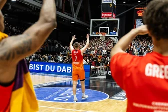 Zwei ragen heraus: Die Niners Chemnitz nach dem Derbysieg gegen den MBC in der Einzelkritik - Kapitän Jonas Richter und seine Mitspieler werden nach dem Derbysieg gegen den MBC gefeiert.