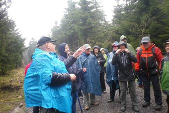 Zwei Regengüsse und 50 tapfere Wandersleute: „Freie Presse“-Frühlingstour führt durchs Erzgebirge - Unstetes Wetter erforderte passende Kleidung, links Wanderleiter Jürgen Hammermüller.