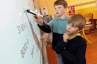 Zwei Reichenbacher bei Mathe-Olympiade vorn - Viertklässler Paul Krause (hinten) und Drittklässler Richard Schaller belegten erste Plätze bei der Mathematikolympiade der Grundschulen im Vogtland. Beide lieben schwierige Mathe-Aufgaben. 