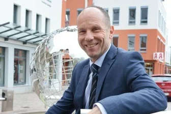 Zwei ringen um den Rathaussessel - Lothar Ungerer vor dem Weltbrunnen am Markt. Kunsthaus und Bibliothek haben während seiner Amtszeit das heutige Aussehen angenommen.