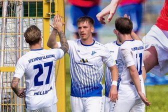 Zwei rote Karten und zwei späte Tore: So spektakulär war das 2:2 des VfB Empor Glauchau beim VfL Halle - Abklatschen nach dem ersten Saisontor: Florian Hähnel (Mitte) hatte Glauchau am Sonntag in Halle 1:0 in Führung gebracht.