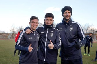 Zwei Rückkehrer und ein Neuzugang beim Trainingsauftakt des Chemnitzer FC - Daumen hoch bei CFC-Neuzugang Fynn Seidel (li.), Tom Baumgart und Dejan Bozic (re.), die beide nach längeren verletzungsbedingten Ausfallzeiten wieder mit der Mannschaft trainieren können.