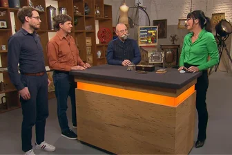 Zwei Sachsen gelingt bei „Bares für Rares“ ein irrer Deal: „Ich glaub, sowas gab es vorher noch nie“ - Die beiden Sachsen Jakob und André Gloger (von links) bei "Bares für Rares" im Gespräch mit Moderator Horst Lichter und Expertin Heide Rezepa-Zabel.