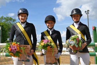 Zwei Schärpen bleiben am Ort - Die neuen Vogtlandmeister im Springreiten sind von links Antonia Baumann vom RFV Lengenfeld sowie Lenja Heckel und Sophie Tröger, beide vom PSVAuerbach-Sorga.