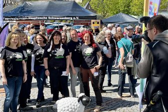 Zwei Schafe bringen in Schwarzenberg Hunderte Menschen in Bewegung - Startschuss für einen unterhaltsamen Spazierweg - Sie haben sich den neuen Spazierweg und die Geschichte dazu einfallen lassen. Am Sonntag war der große Tag.