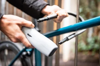 Zwei Schlösser, feste Orte – Tipps gegen Fahrradklau - Anschluss gesucht - und gefunden: Wer sein Fahrrad an festen Objekten anschließt, macht es Dieben deutlich schwerer.