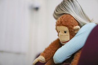 Zwei Schüler pro Klasse betroffen: Sozialpädagogin aus Chemnitz über sexualisierte Gewalt bei Kindern - Viele Kinder, die sexualisierte Gewalt erfahren haben, sind plötzlich in sich gekehrt. Manche werden aggressiv, anderen merkt man zunächst nichts an.