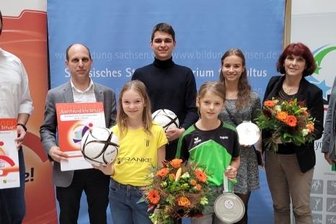 Zwei Schulen mit Sporttitel geehrt - Die Freude über den Titel "Sportfreundliche Schule" war bei den Vertretern des Brand-Erbisdorfer Cottagymnasiums und der Freiberger Grundschule "Gottfried Silbermann" am Dienstag groß.