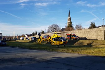 Zwei schwere Unfälle auf B 92: Mehrere Verletzte - Ein Rettungshubschrauber kam auf der B 92 im Stadtgebiet von Oelsnitz zum Einsatz.