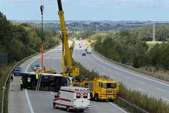Zwei schwere Unfälle auf der A 4 bei Glauchau und der B 180 in Waldenburg: Rettungsdienst im Stress - Ein Kühllaster liegt auf der A 4. Für die Bergung wird ein 70-Tonnen-Kran benötigt.