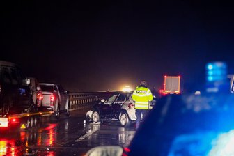 Zwei schwere Unfälle auf der A 4 nahe Striegistal - Zu zwei schweren Unfällen ist die Polizei zur A 4 nahe Striegistal gerufen worden.