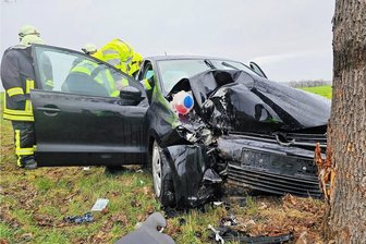 Zwei schwere Unfälle in Fraureuth: Rettungshubschrauber im Einsatz - Ein VW ist auf der Reichenbacher Straße gegen einen Baum geprallt. Der Rettungshubschrauber war im Einsatz. 