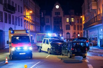 Zwei Schwerverletzte bei Crash in Innenstadt im Erzgebirge – Polizei äußert sich zum Unfallhergang - Die B 101 in Aue musste in Folge des Unfalls voll gesperrt werden.