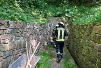 Zwei Schwerverletzte bei Felsabbruch in Seelitzer Stolln - Feuerwehrleute vor dem Eingang des St. Johannes Stolln am Seelitzer Vogelsang.