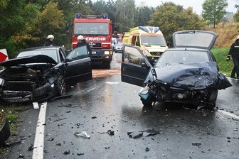 Zwei Schwerverletzte bei Frontalzusammenstoß in Halsbach - 