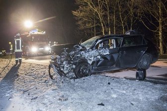 Zwei Schwerverletzte bei Frontalzusammenstoß auf der B174 - 