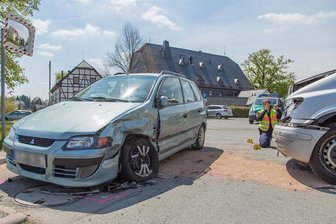 Zwei Schwerverletzte bei Kollision auf Kreuzung in Grüna -